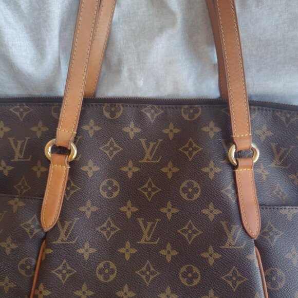 DISCONTINUED Louis Vuitton Totally MM in Monogram - Picture 11 of 15